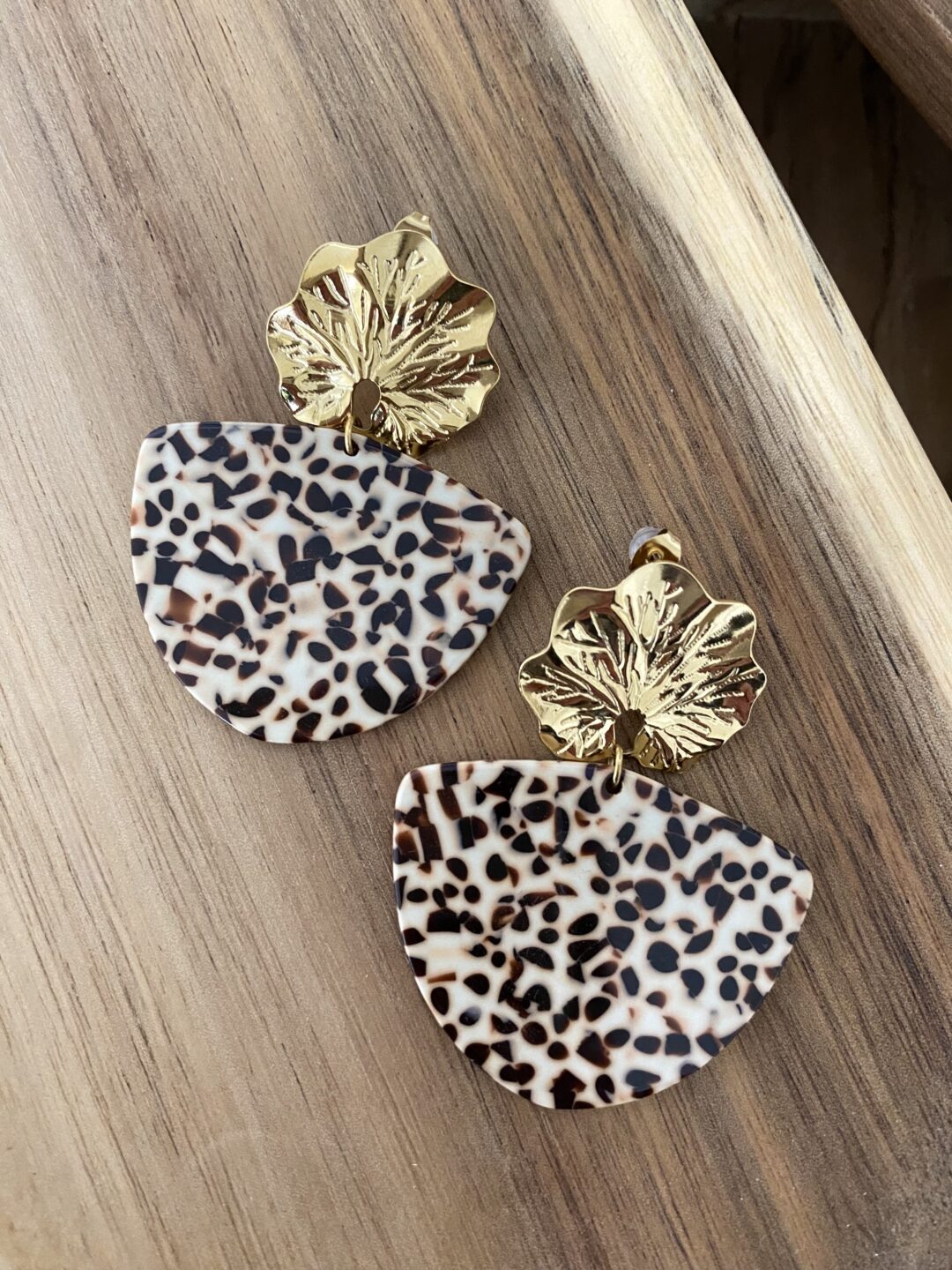 boucles-oreilles-acier-inox-fleur-acetate-cellulose-clous-pendantes-beige-marron-mouchetees-bijoux-cadeaux-femme