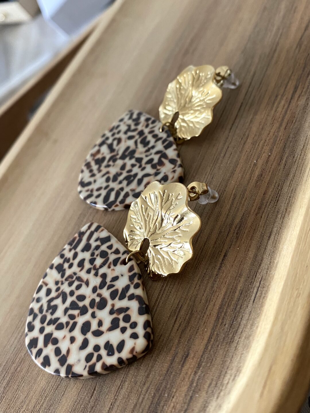 boucles-oreilles-acier-inox-fleur-acetate-cellulose-clous-pendantes-beige-marron-mouchetees-bijoux-cadeaux-femme