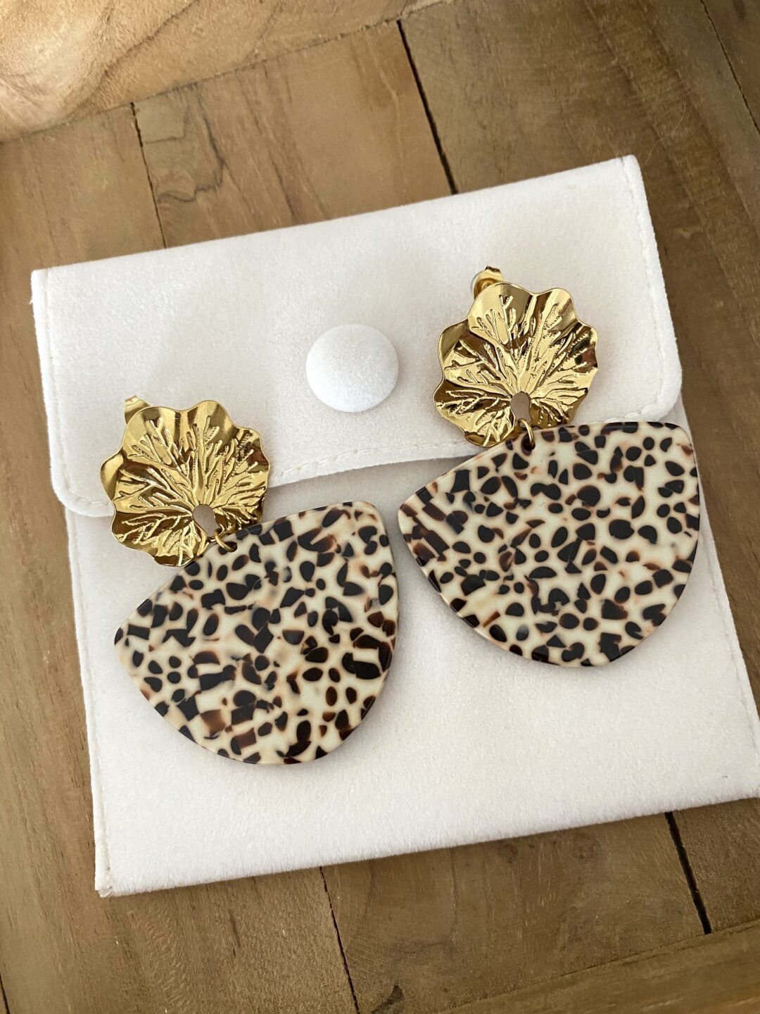 boucles-oreilles-acier-inox-fleur-acetate-cellulose-clous-pendantes-beige-marron-mouchetees-bijoux-cadeaux-femme