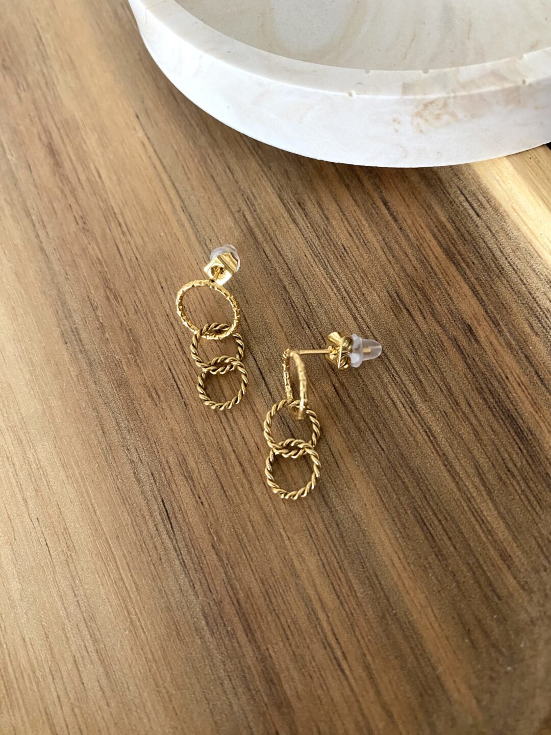 boucles-oreilles-clous-acier-inoxydable-dore-anneaux-trilogie-diamantes-torsades-bijoux-femme-cadeaux