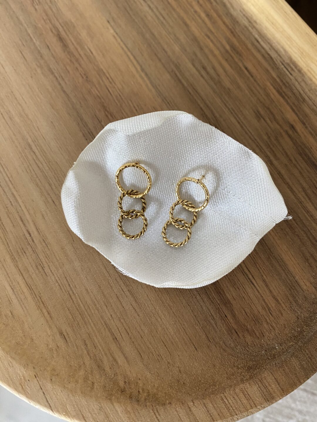 boucles-oreilles-clous-acier-inoxydable-dore-anneaux-trilogie-diamantes-torsades-bijoux-femme-cadeaux
