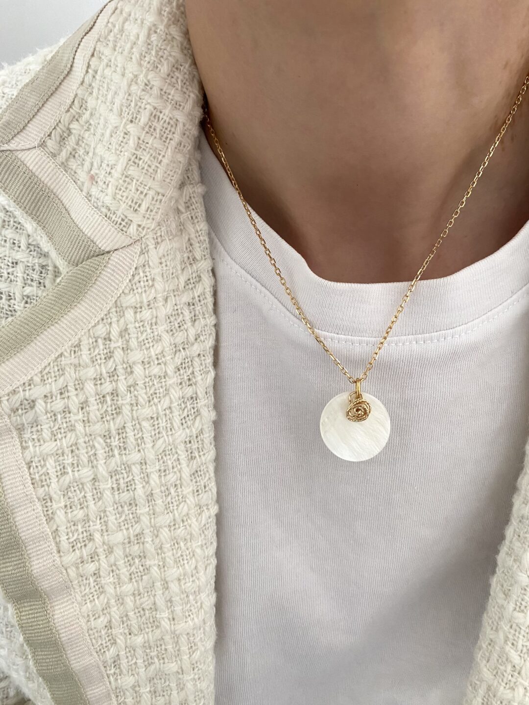 collier-plaque-or-dore-nacre-sequin-fleur-or-lamine-diamantee-bijoux-femme-cadeaux