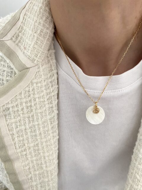 collier-plaque-or-dore-nacre-sequin-fleur-or-lamine-diamantee-bijoux-femme-cadeaux