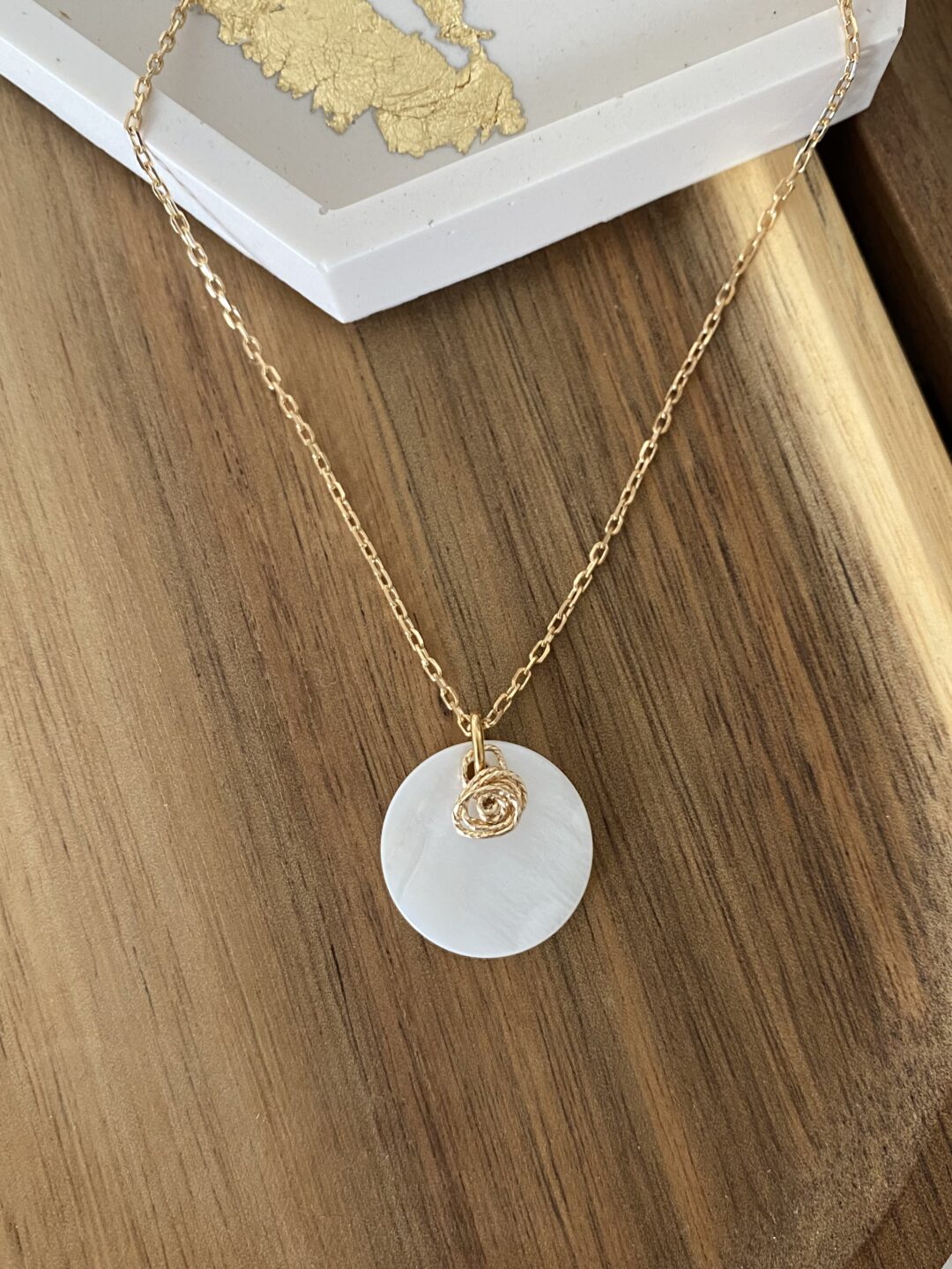 collier-plaque-or-dore-nacre-sequin-fleur-or-lamine-diamantee-bijoux-femme-cadeaux