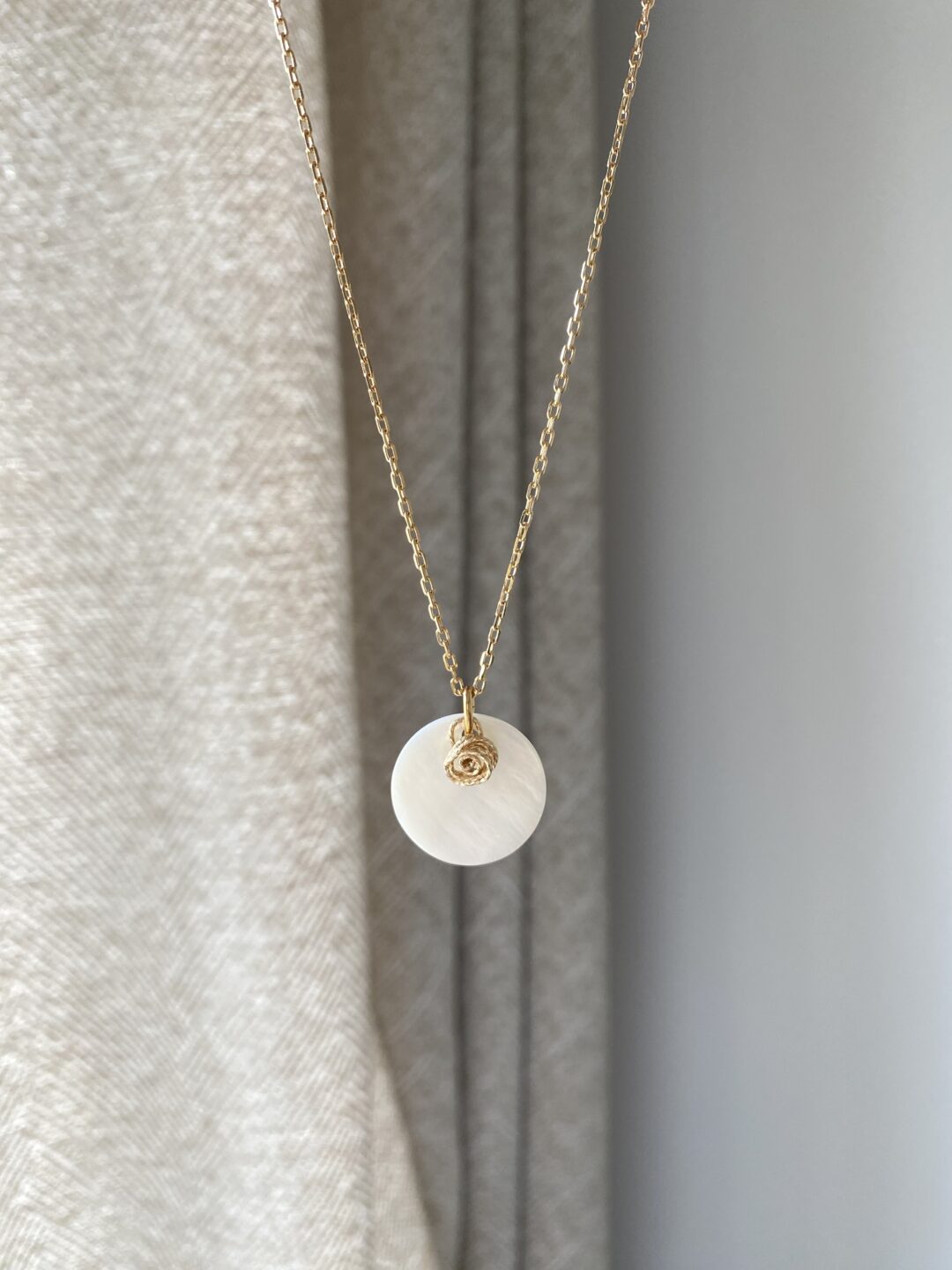 collier-plaque-or-dore-nacre-sequin-fleur-or-lamine-diamantee-bijoux-femme-cadeaux