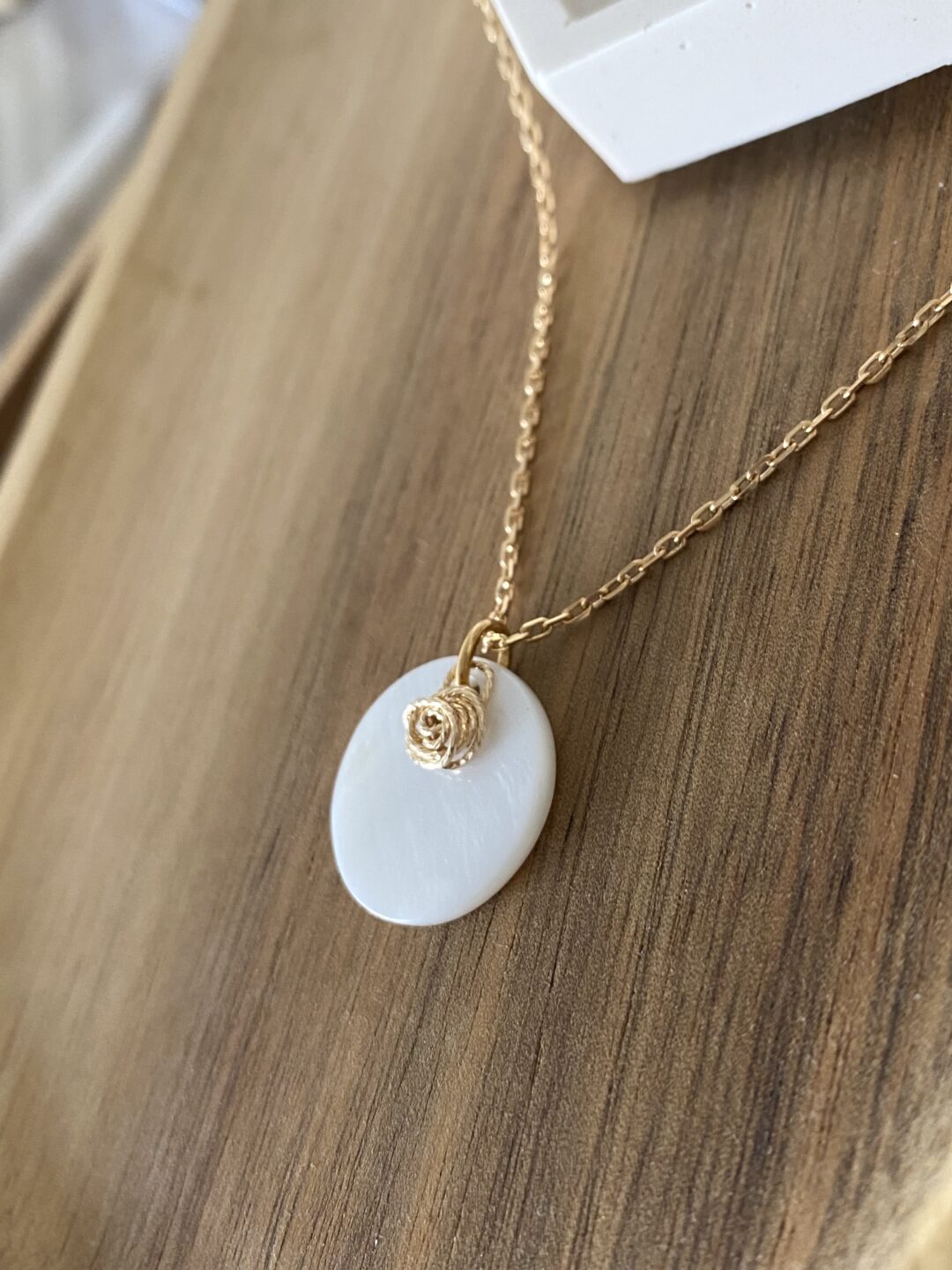 collier-plaque-or-dore-nacre-sequin-fleur-or-lamine-diamantee-bijoux-femme-cadeaux