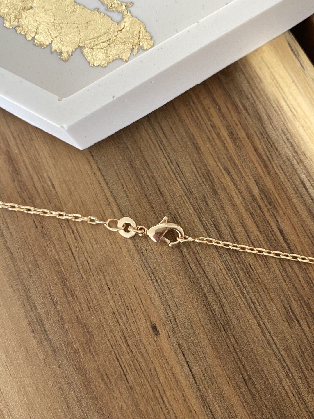 collier-plaque-or-dore-nacre-sequin-fleur-or-lamine-diamantee-bijoux-femme-cadeaux