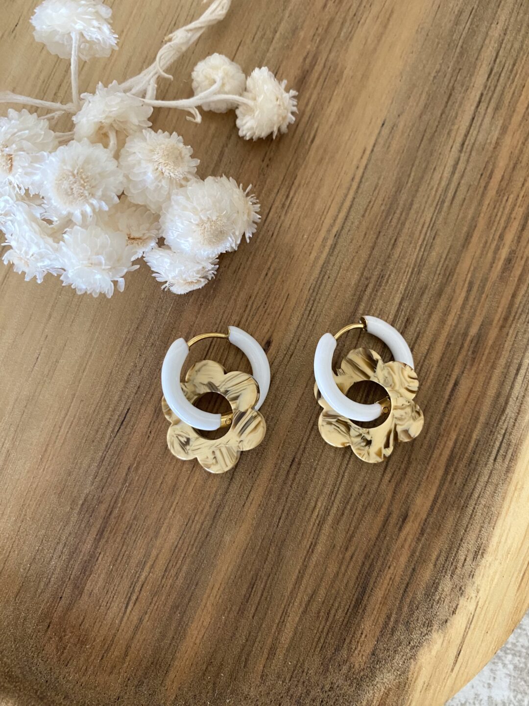 creoles-2en1-blanches-acier-inox-dore-fleur-caramel-marron-marbrees-acetate-de-cellulose-bijoux-cadeaux-femme