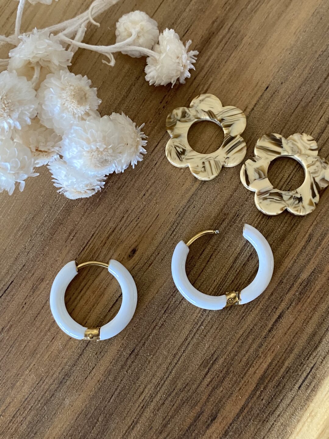 creoles-2en1-blanches-acier-inox-dore-fleur-caramel-marron-marbrees-acetate-de-cellulose-bijoux-cadeaux-femme