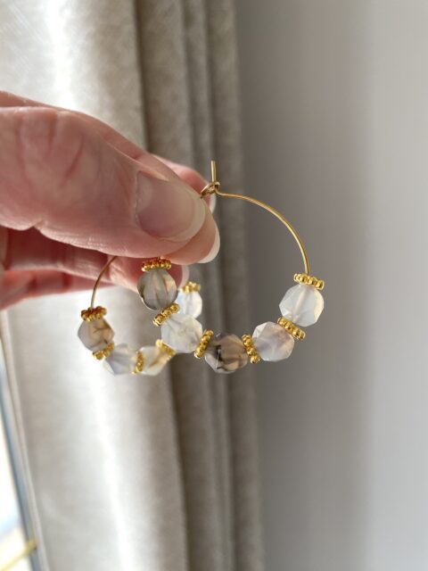 creoles-acier-inoxydable-dore-agates-teintees-grises-facettees-bijoux-cadeaux-femme