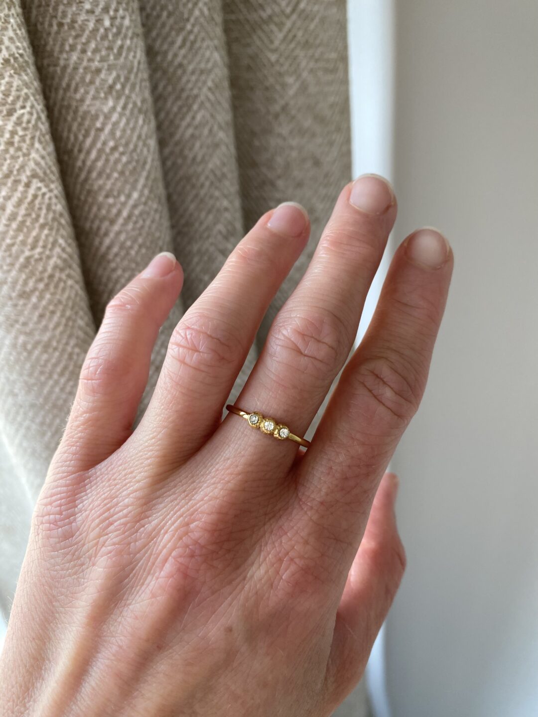 bague-acier-inoxydable-dore-reglable-zirconium-trilogie-bijoux-cadeaux-femme