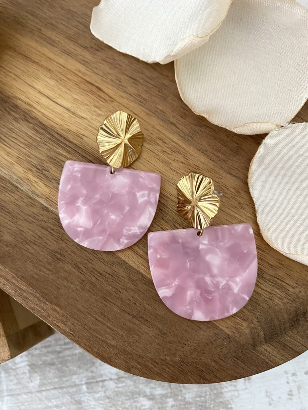 boucles-oreilles-acier-inoxydable-dore-pendantes-acetate-cellulose-rose-nacre-demi-lune-eclat-plisse-bijoux-femme-cadeaux