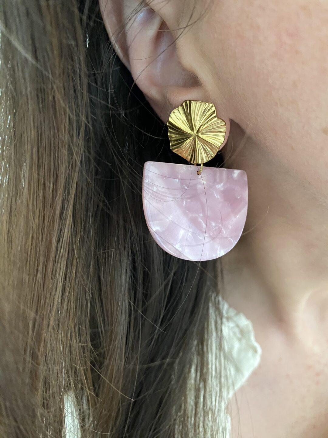 boucles-oreilles-acier-inoxydable-dore-pendantes-acetate-cellulose-rose-nacre-demi-lune-eclat-plisse-bijoux-femme-cadeaux
