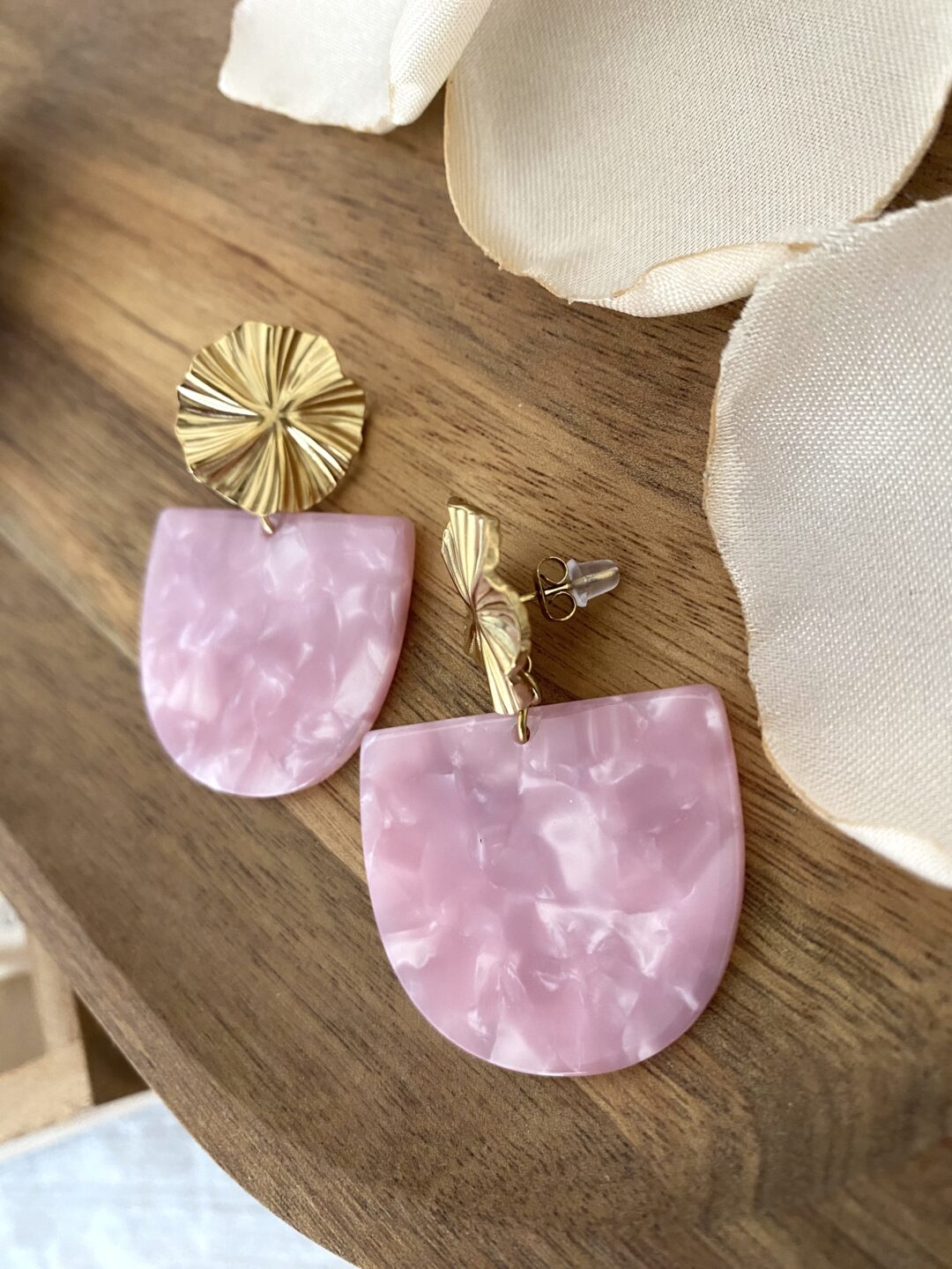 boucles-oreilles-acier-inoxydable-dore-pendantes-acetate-cellulose-rose-nacre-demi-lune-eclat-plisse-bijoux-femme-cadeaux