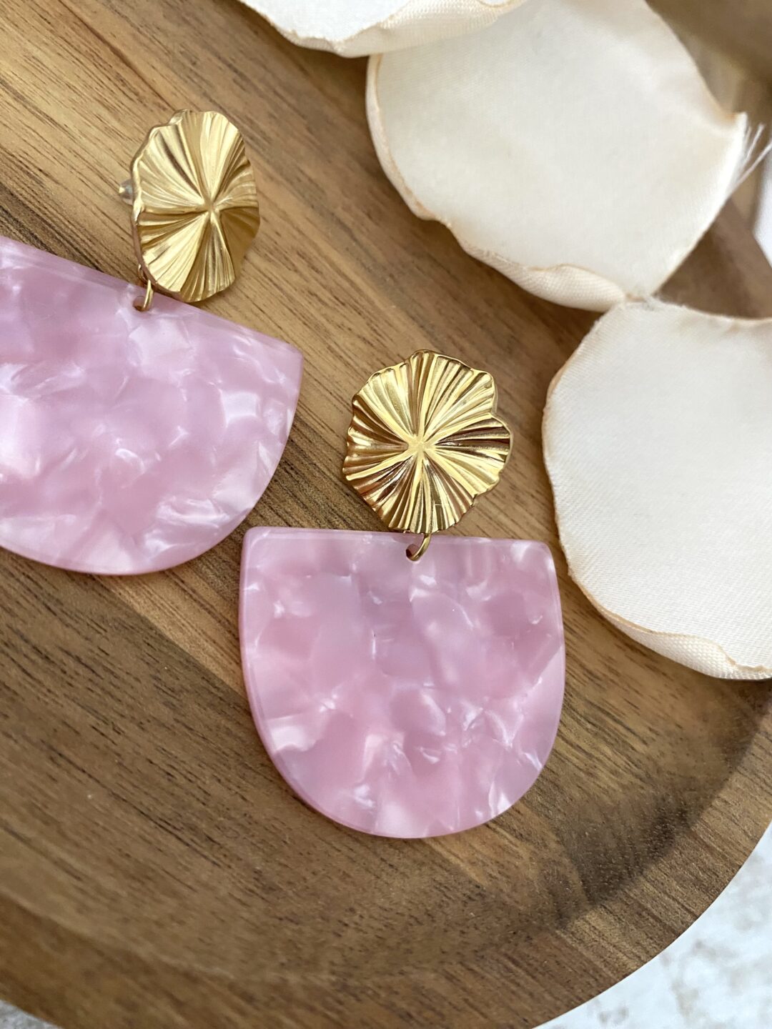 boucles-oreilles-acier-inoxydable-dore-pendantes-acetate-cellulose-rose-nacre-demi-lune-eclat-plisse-bijoux-femme-cadeaux