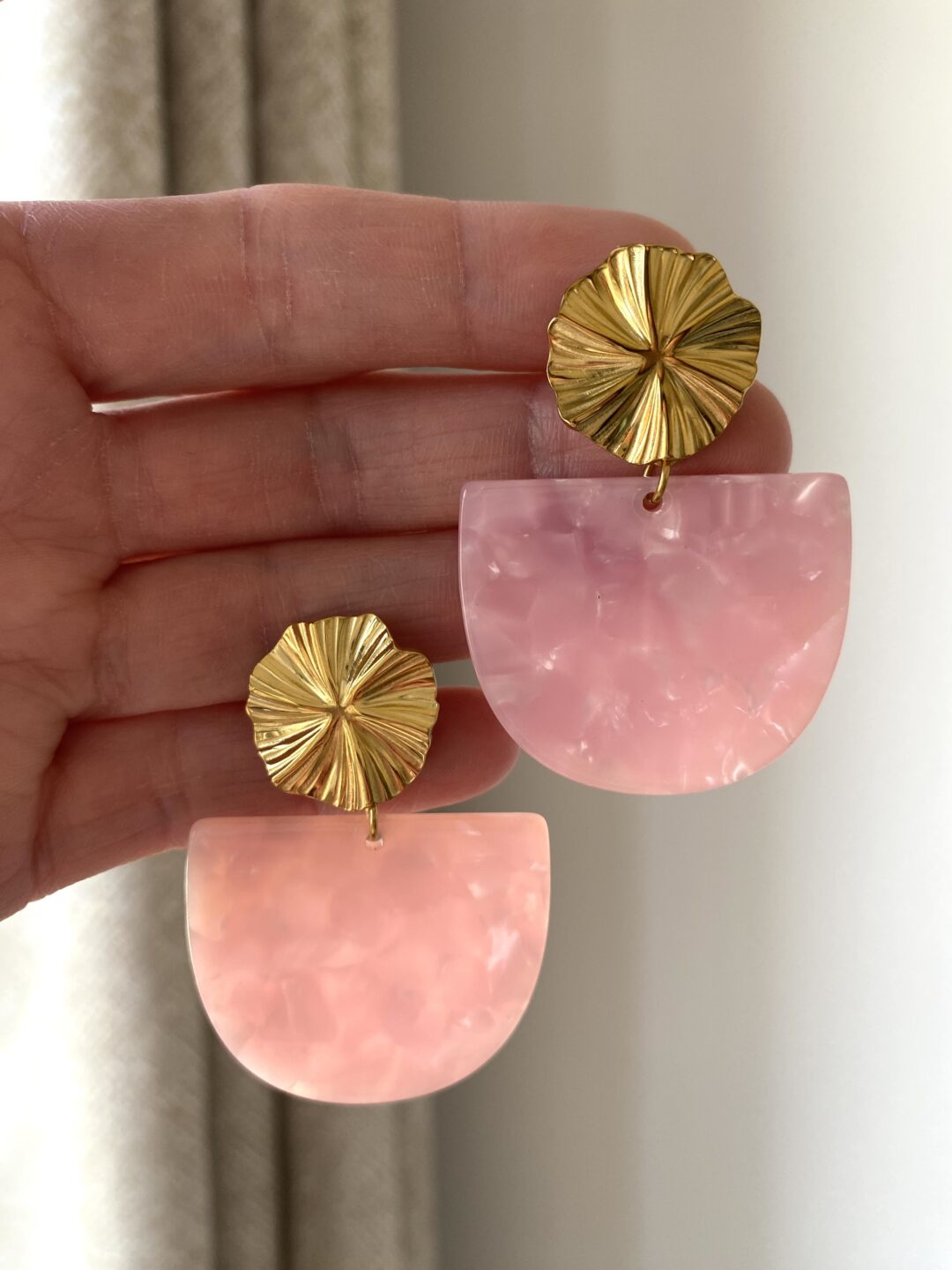 boucles-oreilles-acier-inoxydable-dore-pendantes-acetate-cellulose-rose-nacre-demi-lune-eclat-plisse-bijoux-femme-cadeaux