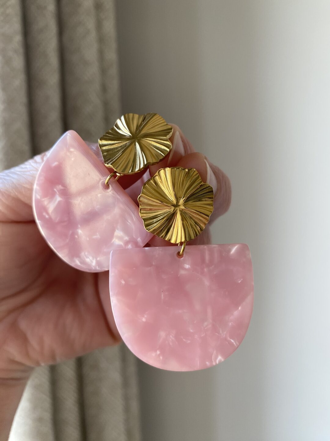 boucles-oreilles-acier-inoxydable-dore-pendantes-acetate-cellulose-rose-nacre-demi-lune-eclat-plisse-bijoux-femme-cadeaux