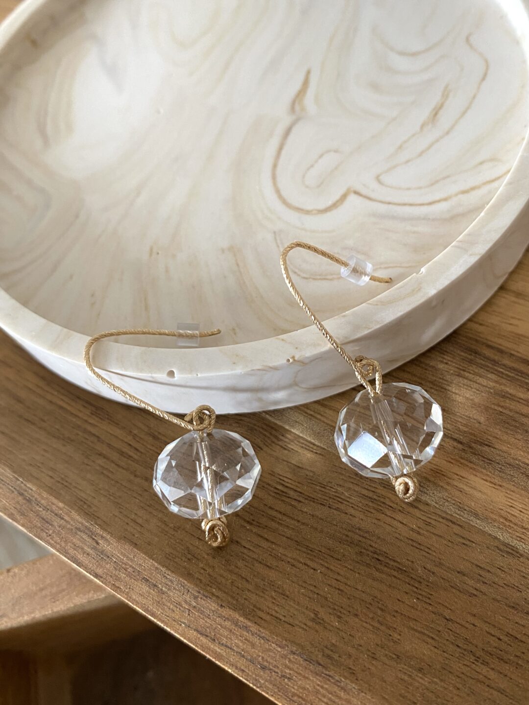 boucles-oreilles-upcyclees-perle-verre-facette-or-lamine-crochets-rose-diamantee-fait-main-bijoux-cadeaux-femme