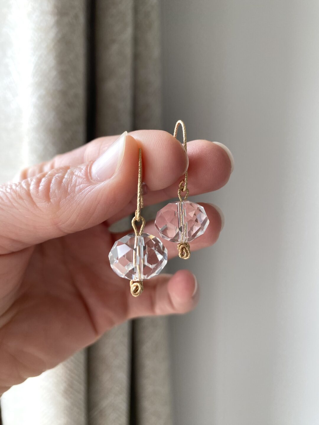 boucles-oreilles-upcyclees-perle-verre-facette-or-lamine-crochets-rose-diamantee-fait-main-bijoux-cadeaux-femme