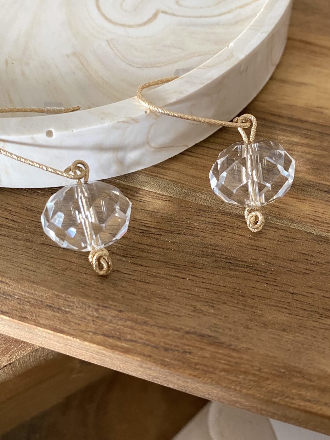 boucles-oreilles-upcyclees-perle-verre-facette-or-lamine-crochets-rose-diamantee-fait-main-bijoux-cadeaux-femme