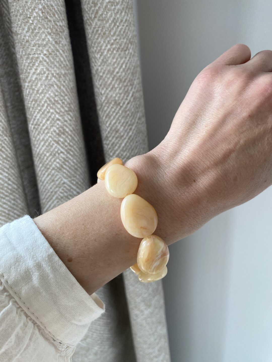bracelet-femme-elastique-perle-galet-resine-beige-rose-marbre-cadeaux-bijoux