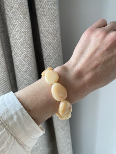 bracelet-femme-elastique-perle-galet-resine-beige-rose-marbre-cadeaux-bijoux