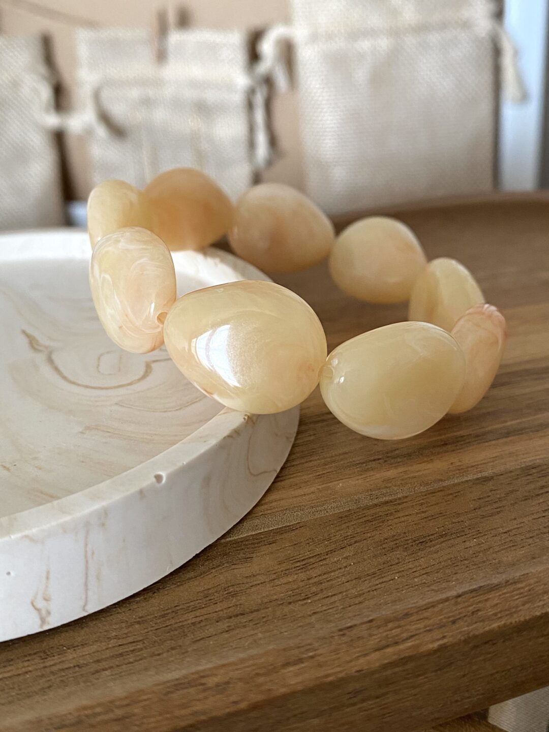bracelet-femme-elastique-perle-galet-resine-beige-rose-marbre-cadeaux-bijoux