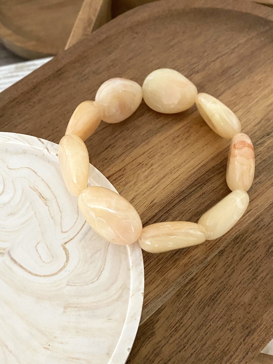 bracelet-femme-elastique-perle-galet-resine-beige-rose-marbre-cadeaux-bijoux