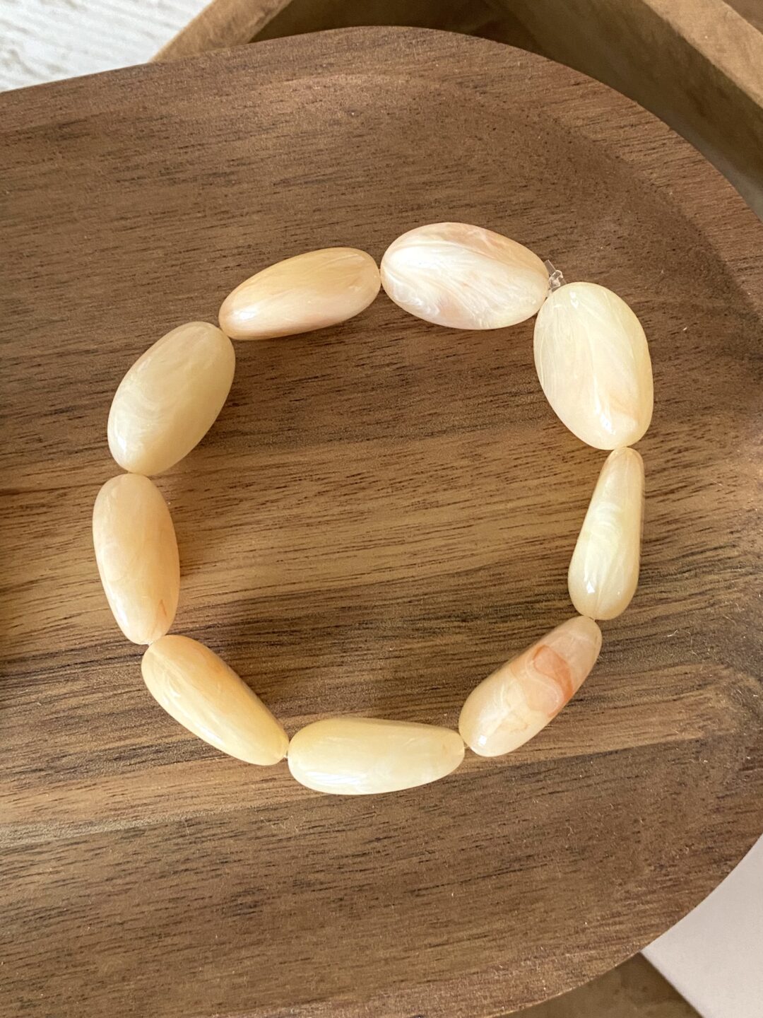 bracelet-femme-elastique-perle-galet-resine-beige-rose-marbre-cadeaux-bijoux