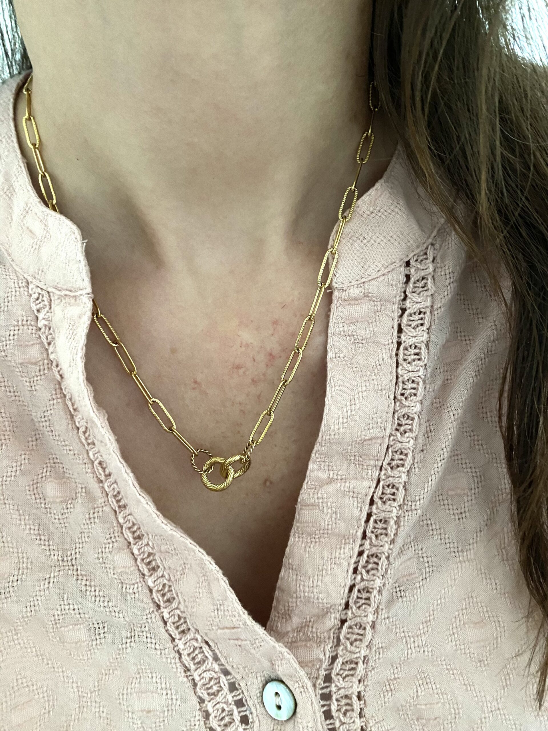 collier-maille-rectangle-striee-anneaux-enlaces-torsades-acier-dore-inoxydable-tendance-bijoux-cadeaux-femme