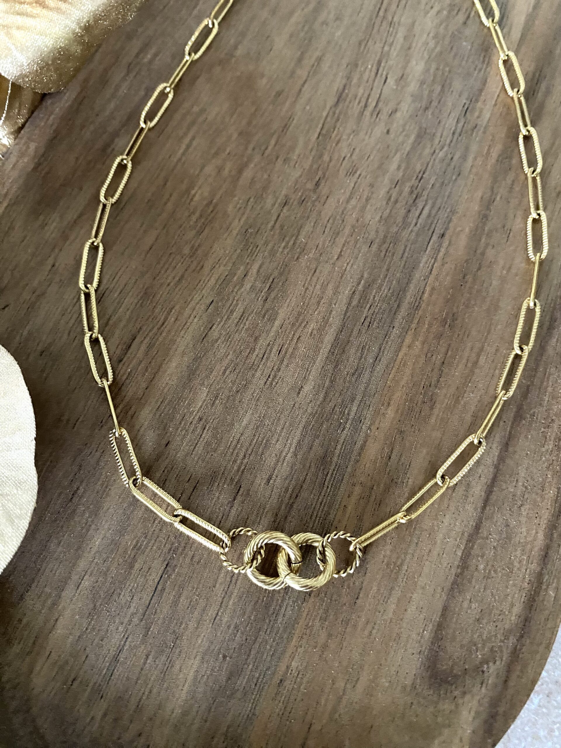 collier-maille-rectangle-striee-anneaux-enlaces-torsades-acier-dore-inoxydable-tendance-bijoux-cadeaux-femme