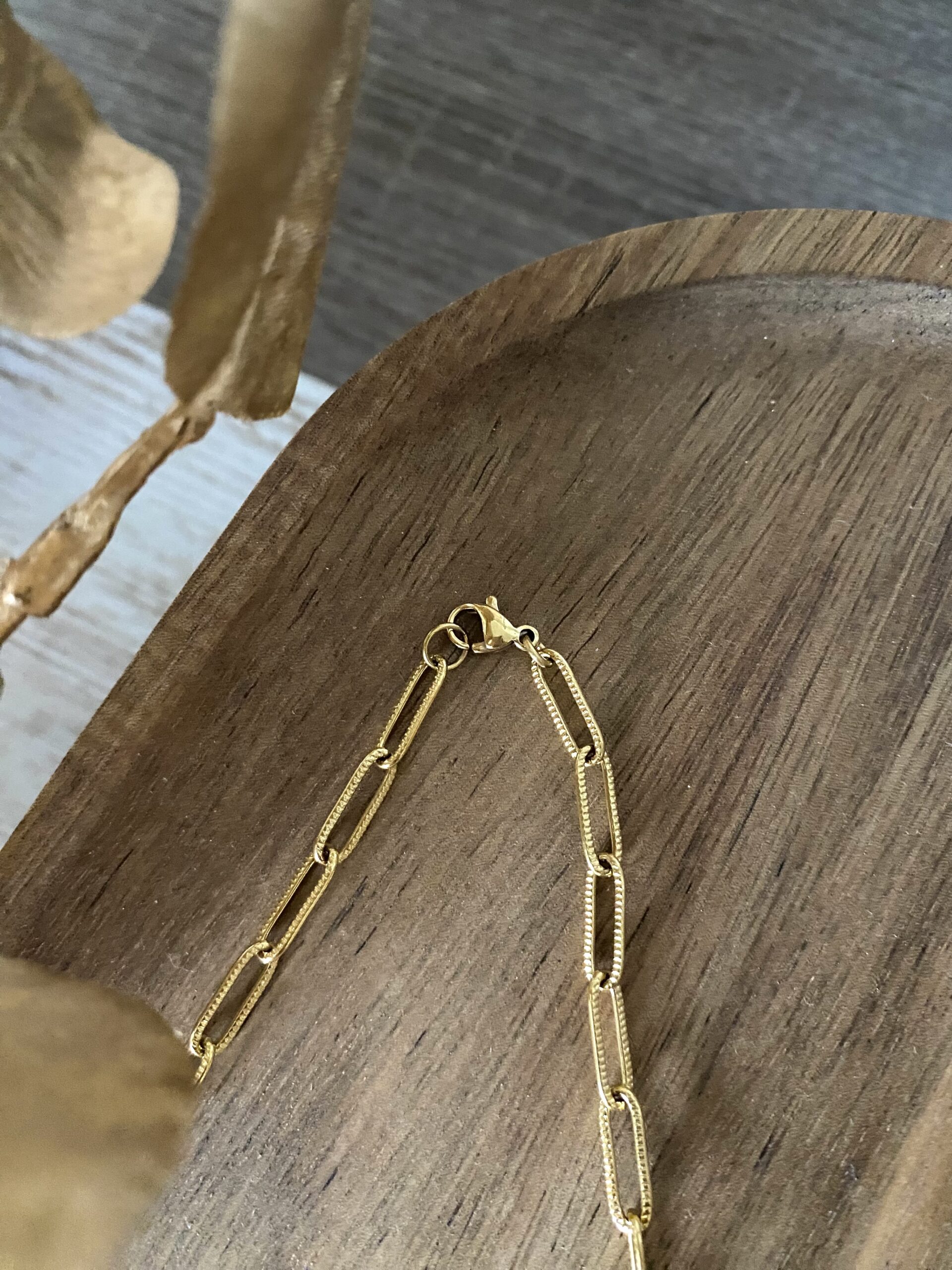 collier-maille-rectangle-striee-anneaux-enlaces-torsades-acier-dore-inoxydable-tendance-bijoux-cadeaux-femme