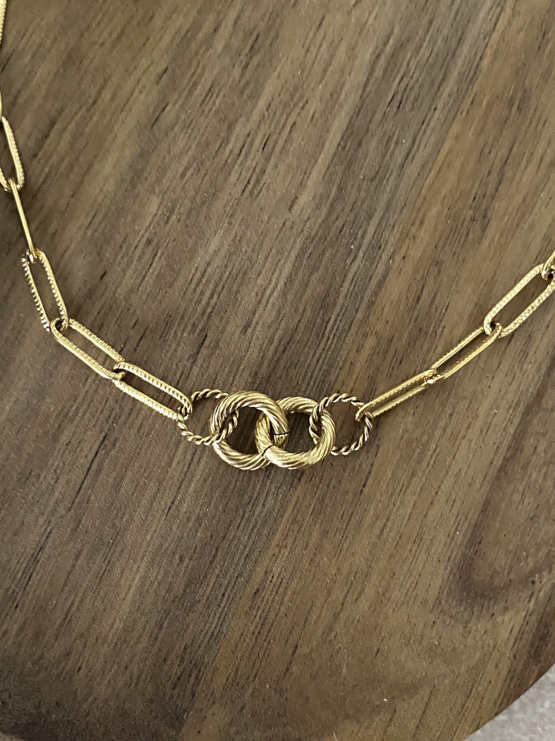 collier-maille-rectangle-striee-anneaux-enlaces-torsades-acier-dore-inoxydable-tendance-bijoux-cadeaux-femme