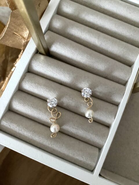 boucles-oreille-clous-or-lamine-palque-or-volutes-diamante-zirconiums-perle-eau-douce-bijoux-femme-cadeaux