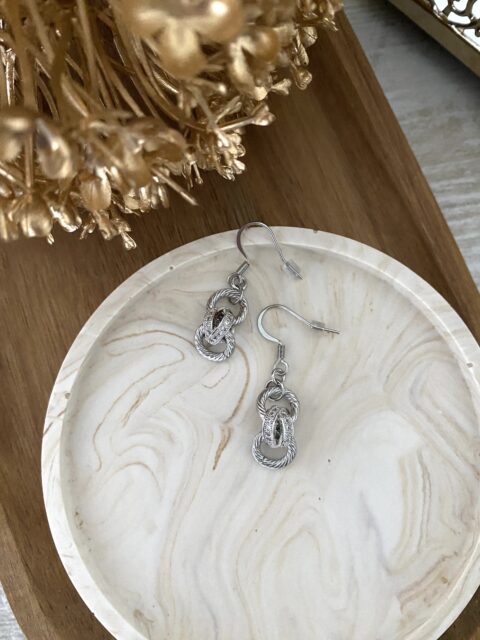 boucles-oreilles-crochets-acier-inoxydable-laiton-rhodie-argente-zirconium-charms-entrelace-strie-trilogie-finesse-elegance-bijoux-femme-cadeaux