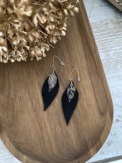 boucles-oreilles-or-lamine-plaque-or-dore-cuir-noir-paillete-metallise-petales-volutes-fil-diamante-unique-bijoux-cadeaux-femme