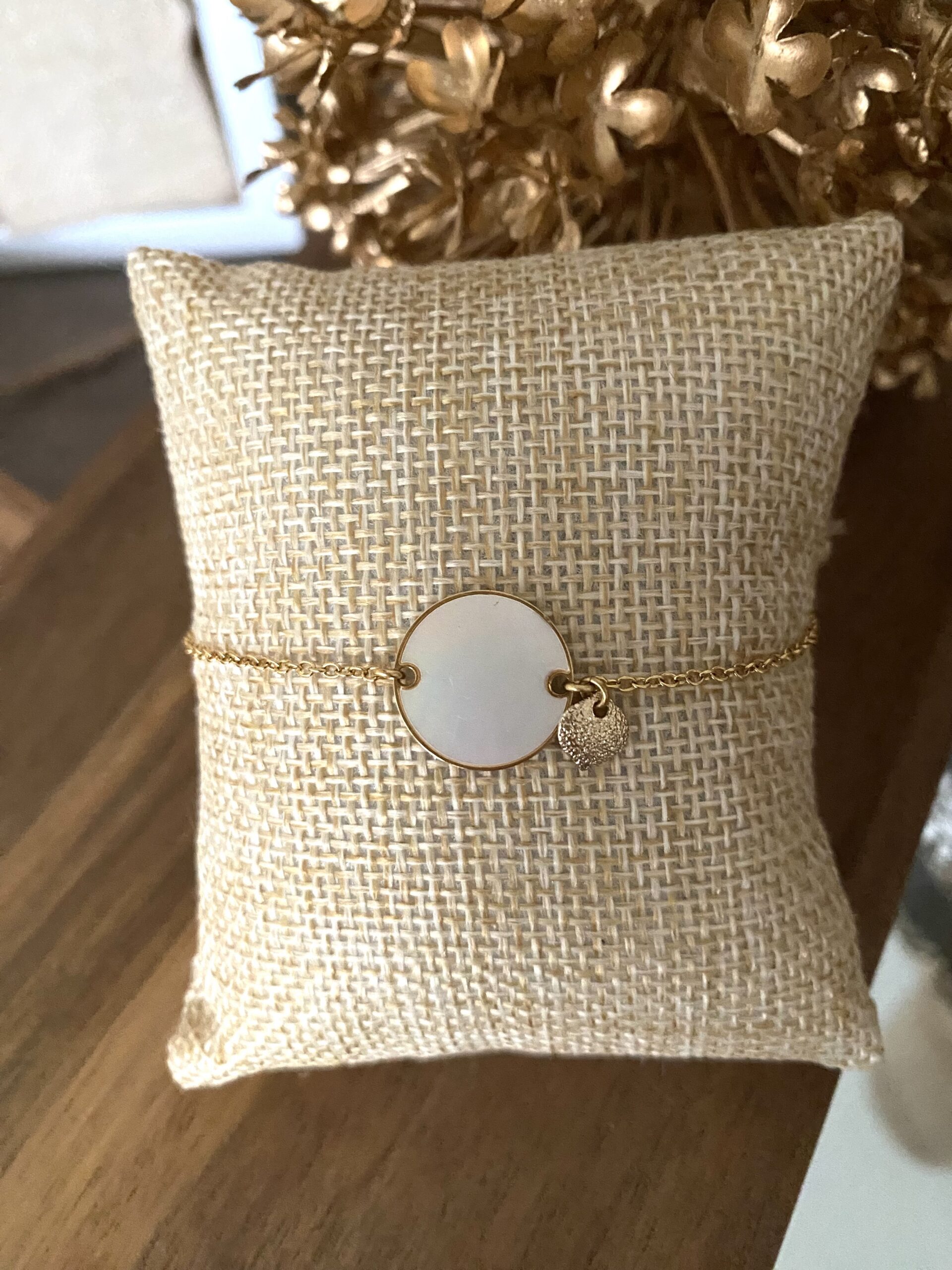 bracelet-dore-acier-nacre-medaillon-sequin-goutte-diamantee-fin-elegant-bijoux-femme