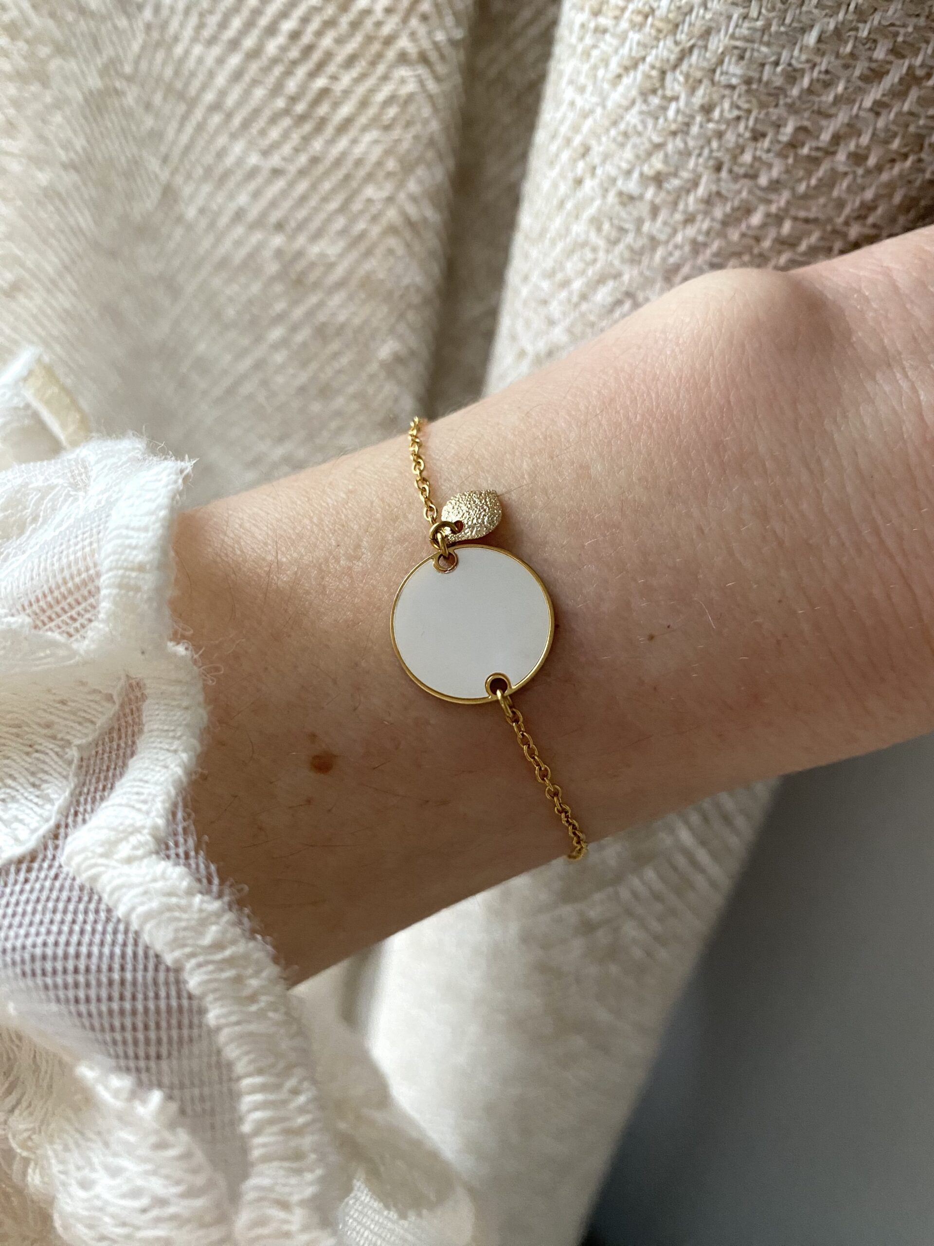 bracelet-dore-acier-nacre-medaillon-sequin-goutte-diamantee-fin-elegant-bijoux-femme