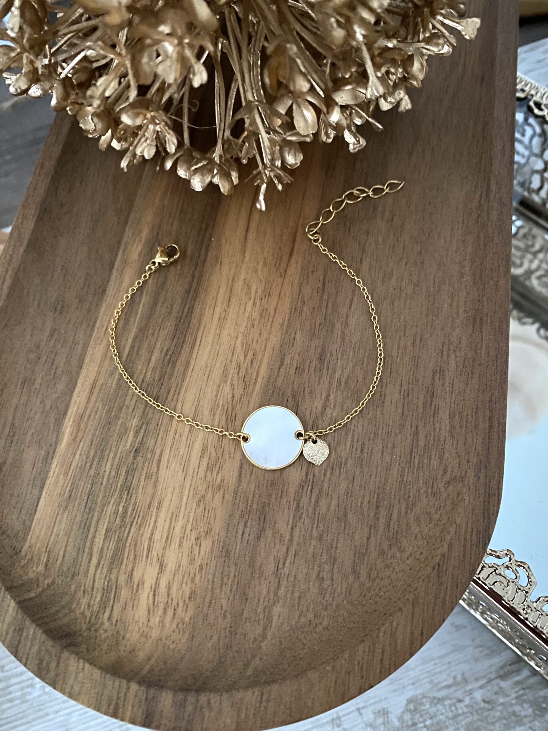 bracelet-dore-acier-nacre-medaillon-sequin-goutte-diamantee-fin-elegant-bijoux-femme