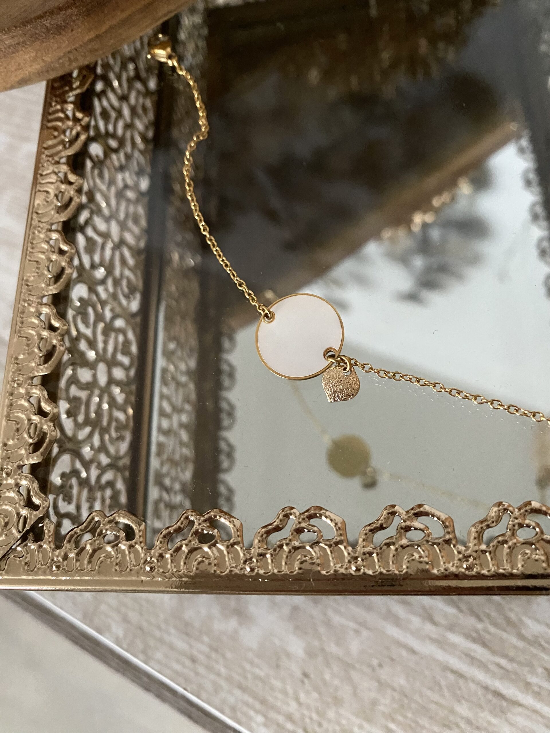 bracelet-dore-acier-nacre-medaillon-sequin-goutte-diamantee-fin-elegant-bijoux-femme