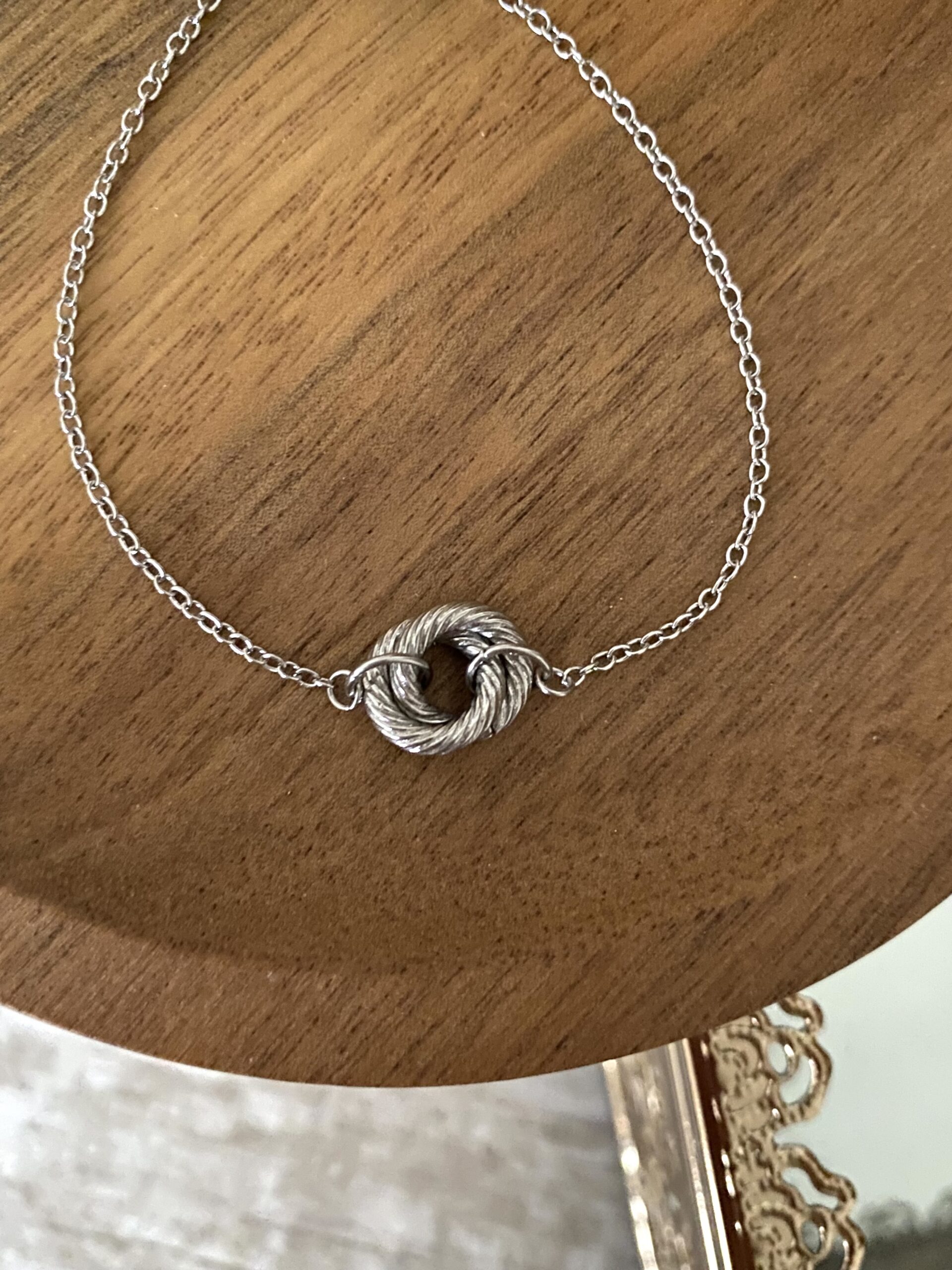 bracelet-acier-anneaux-stries-torsades-entrelaces-bijoux-femme