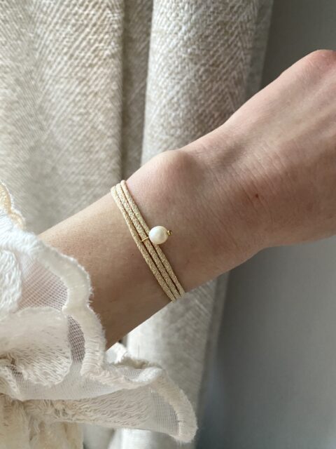 bracelet-cordon-metallise-dore-perle-eau-douce-multi-rangs-reglable-bijoux-femme