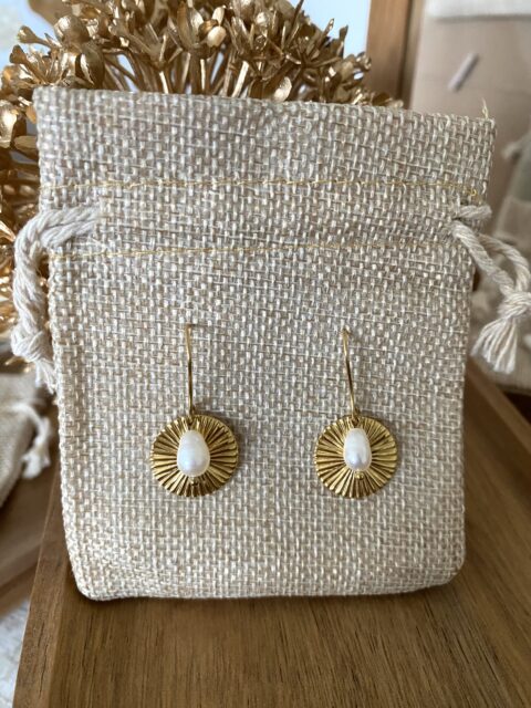 boucles-oreilles-crochets-acier-inoxyable-dore-plaque-or-perle-blanche-eau-douce-sequin-soleil-eclat-bijoux-cadeaux-femme