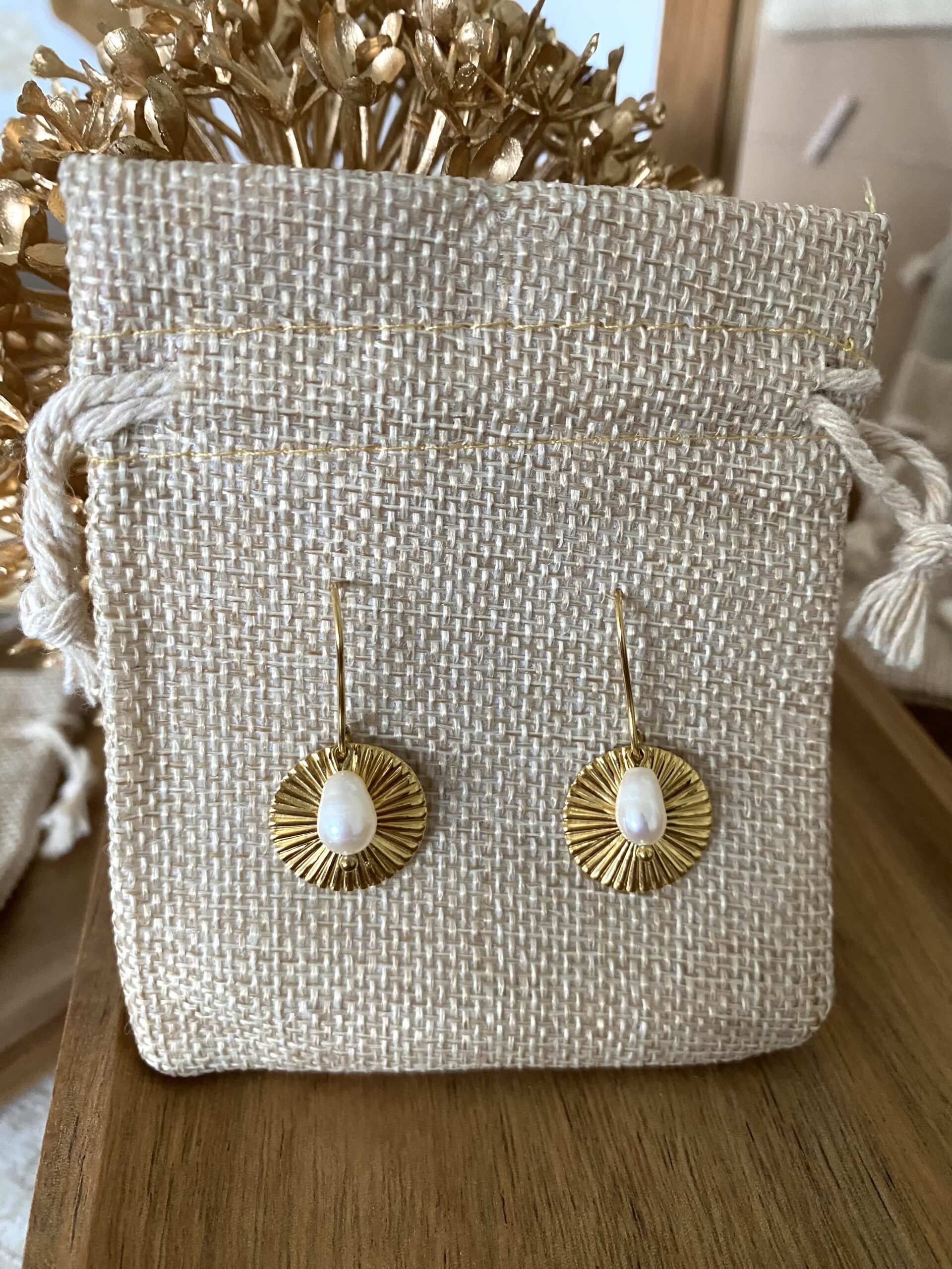 boucles-oreilles-crochets-acier-inoxyable-dore-plaque-or-perle-blanche-eau-douce-sequin-soleil-eclat-bijoux-cadeaux-femme
