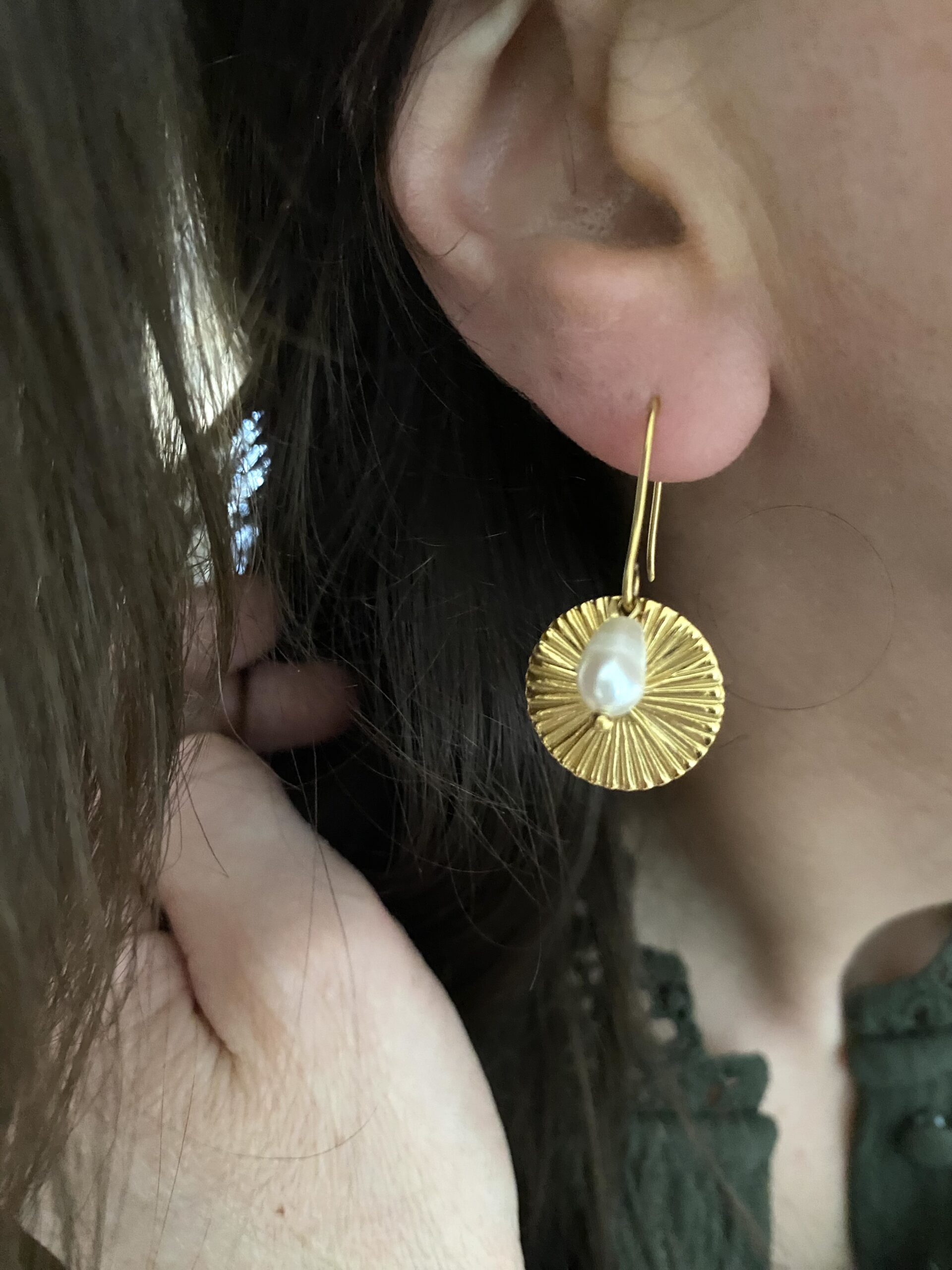 boucles-oreilles-crochets-acier-inoxyable-dore-plaque-or-perle-blanche-eau-douce-sequin-soleil-eclat-bijoux-cadeaux-femme