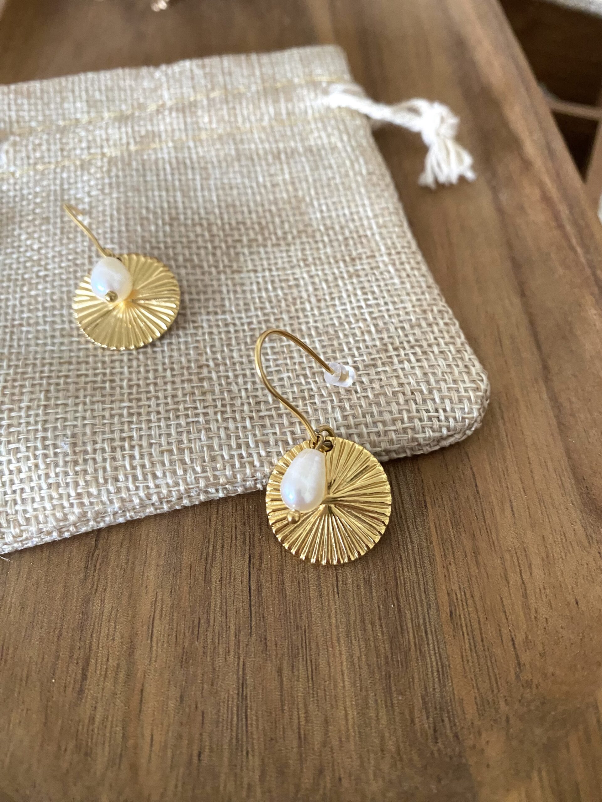 boucles-oreilles-crochets-acier-inoxyable-dore-plaque-or-perle-blanche-eau-douce-sequin-soleil-eclat-bijoux-cadeaux-femme