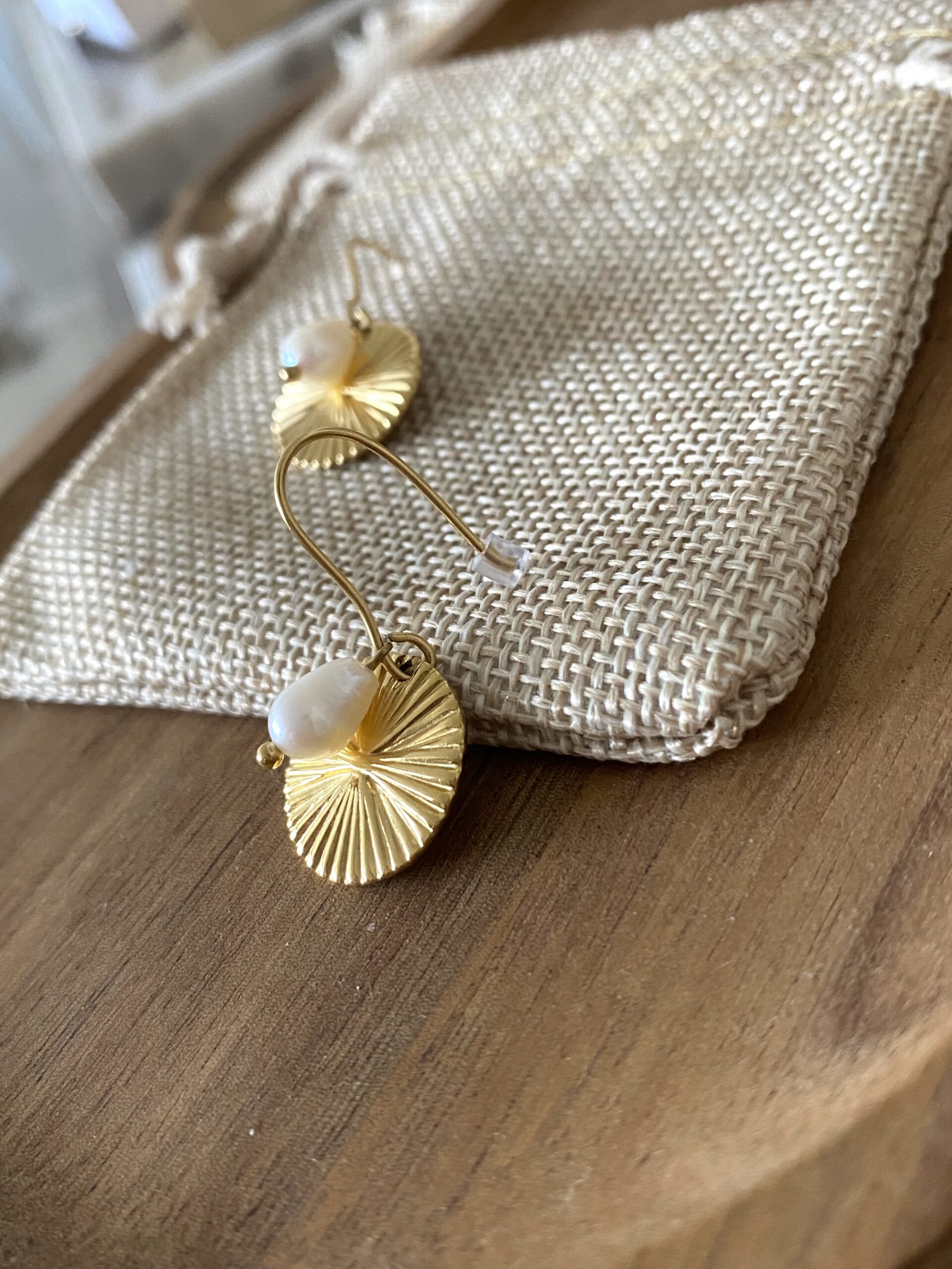 boucles-oreilles-crochets-acier-inoxyable-dore-plaque-or-perle-blanche-eau-douce-sequin-soleil-eclat-bijoux-cadeaux-femme