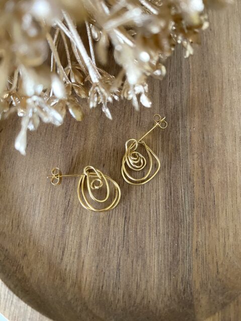 boucles-oreilles-dore-acier-inoxydable-plaque-or-volutes-arabesques-bijoux-femme-cadeaux