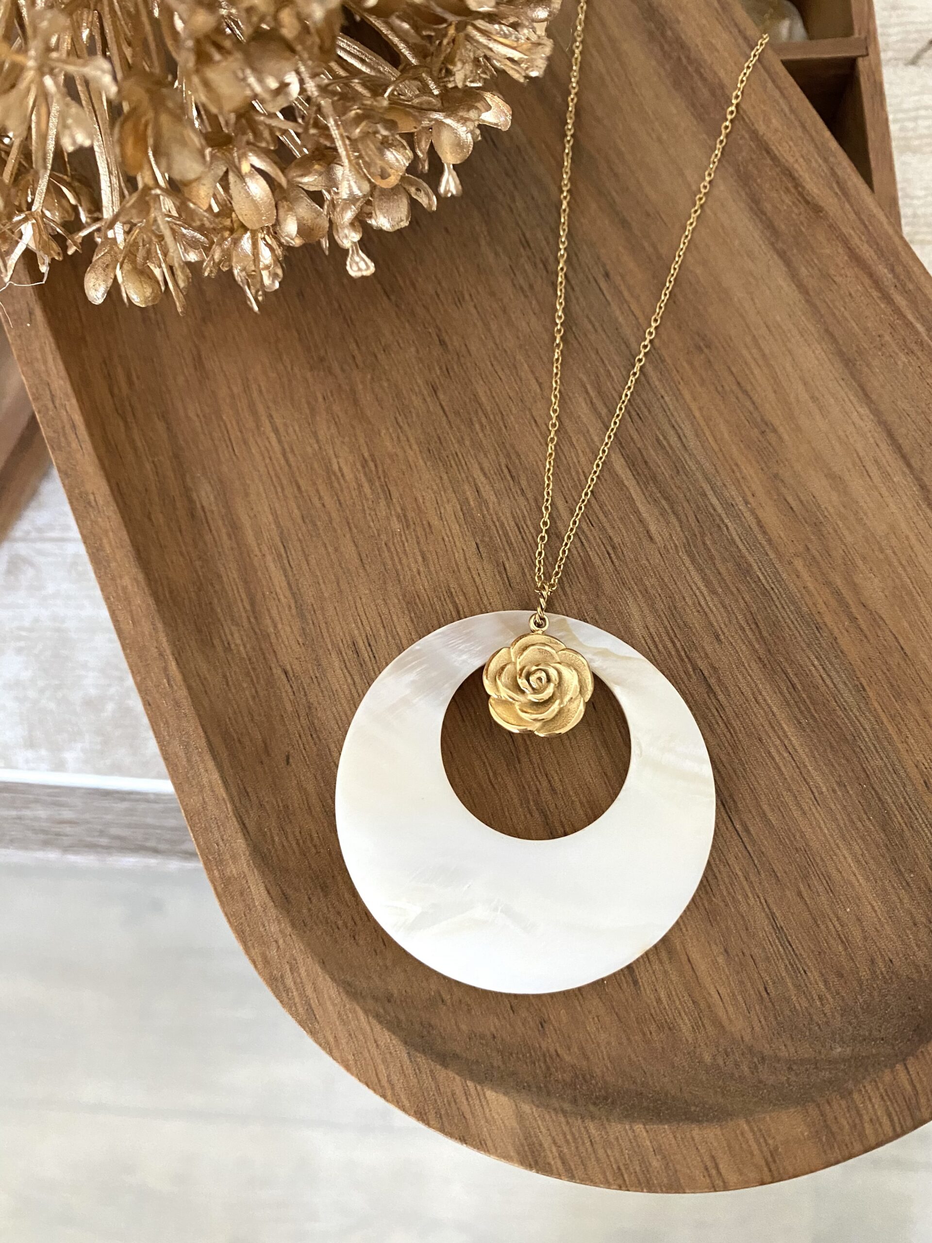 collier-sautoir-dore-acier-inox-cercle-nacre-rose-fleur-bijoux-cadeaux-femme