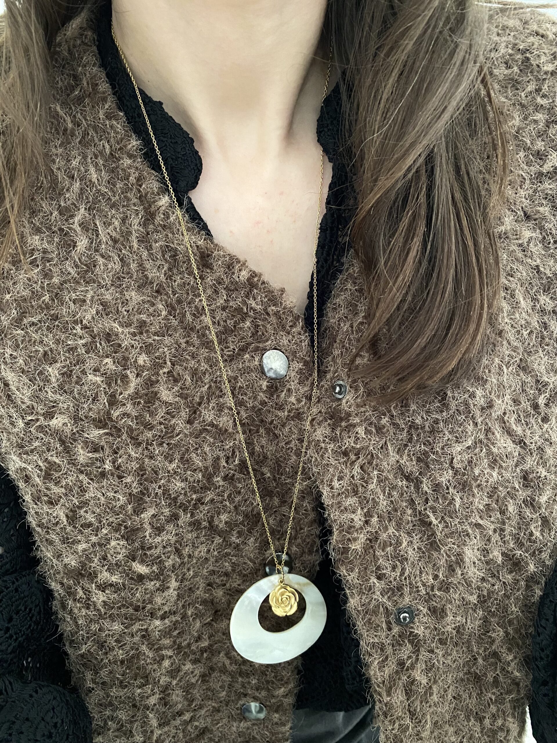 collier-sautoir-dore-acier-inox-cercle-nacre-rose-fleur-bijoux-cadeaux-femme